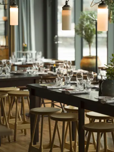 Restaurangmiljö med dukade bord