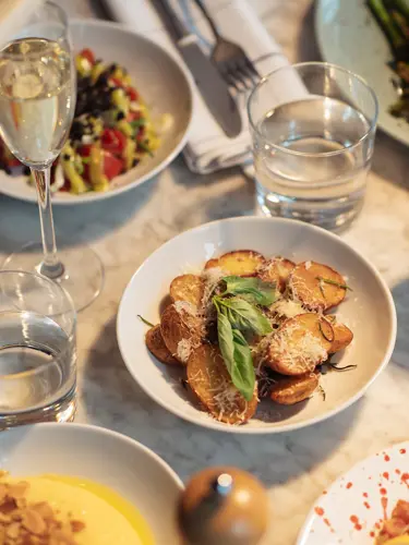 Middagsbord med mat och och glas