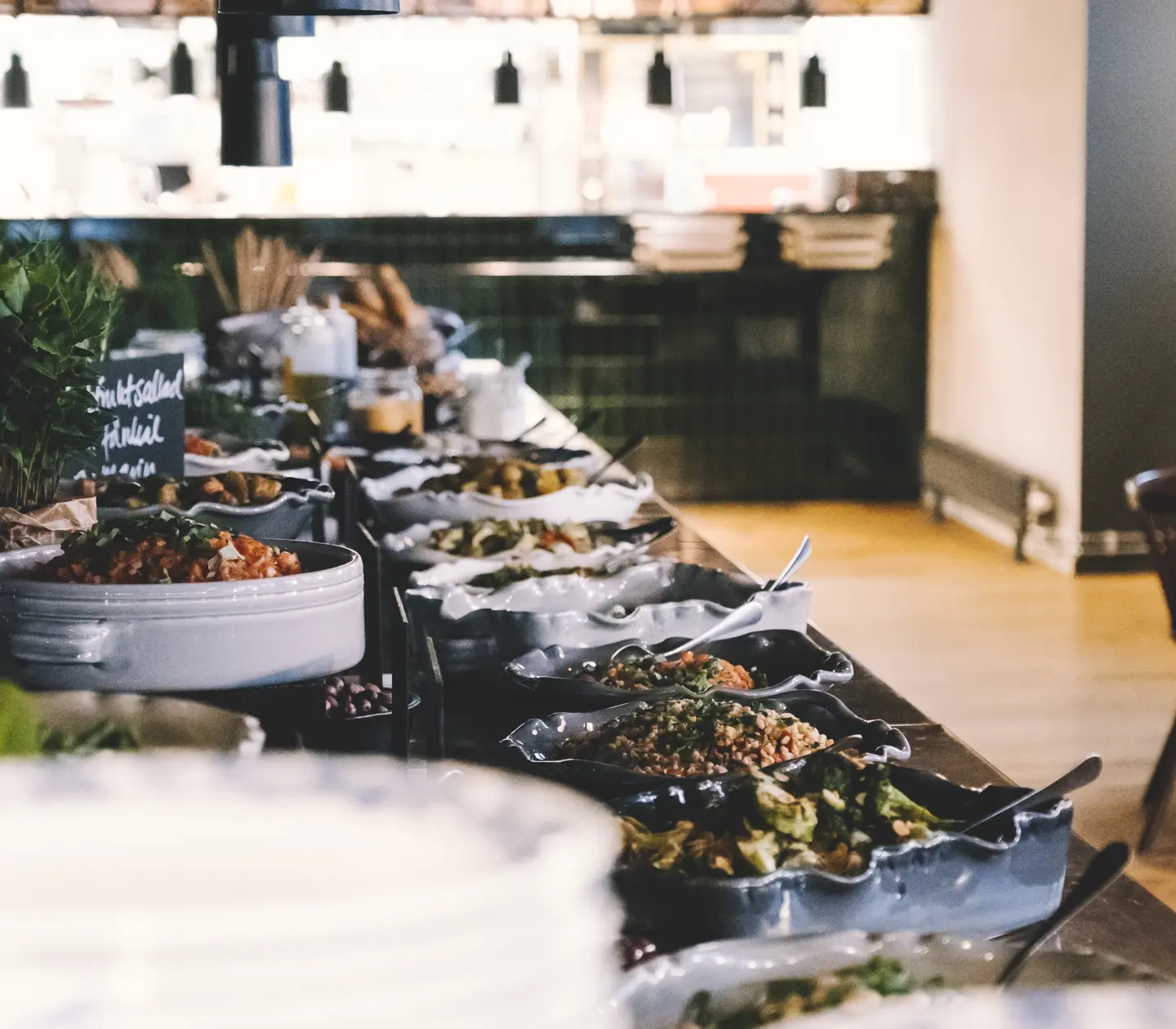 Stor buffé uppdukad längs avlång disk.