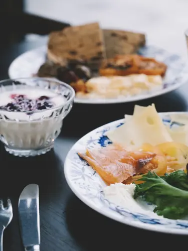 Frukost med smörgås, juice, kaffe och yougurt